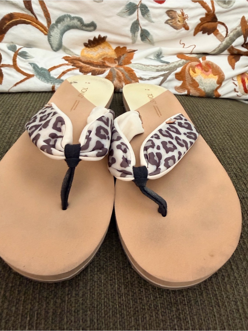 TOMS Women’s Size 9 Leopard Print Thong Sandals Flip Flops Tan Black